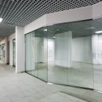 Инновационные стеклянные перегородки: современное решение для торговых центров